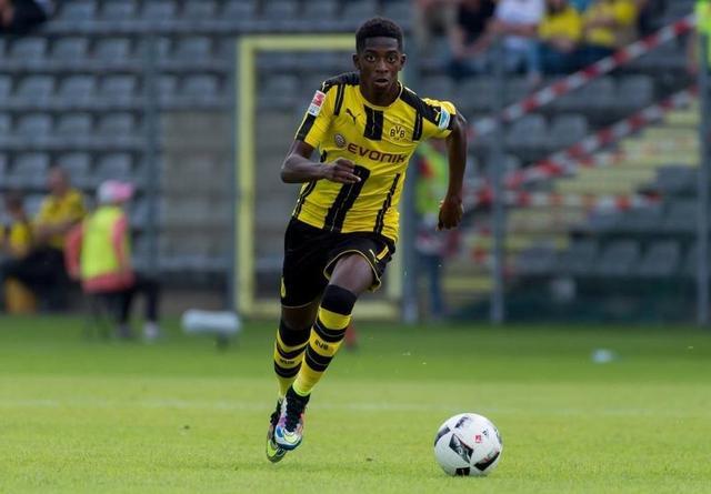 每体：部分法兰克福球迷在诺坎普闹事，向巴萨球迷投掷照明弹