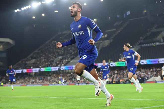 上海申花客场对阵广岛三箭，虽0-2落败，但有望晋级，展现顽强斗志，助力海港复仇。